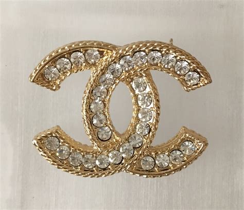 chanel pendant pin